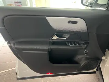 MERCEDES-BENZ GLA 250e Style LED HIGH Park-Paket Spiegel