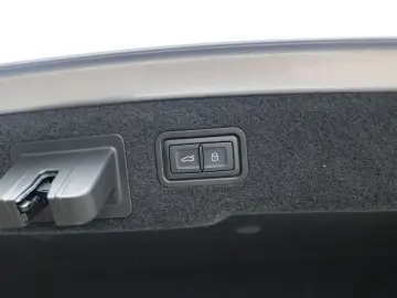 AUDI A8L 60 TFSI e Lang  Digital Matrix Pano B&O