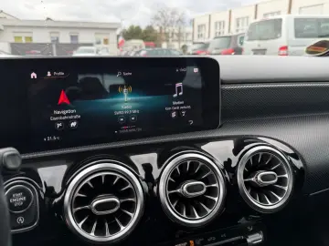 MERCEDES-BENZ A 180 Edition