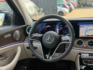 MERCEDES-BENZ E300 e Lim. 4Matic Navi Leder LED KeylessGo