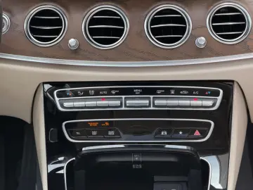 MERCEDES-BENZ E300 e Lim. 4Matic Navi Leder LED KeylessGo