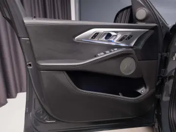 BMW XM - Iconig Glow - H&K - Massage