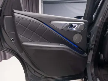 BMW XM - Iconig Glow - H&K - Massage