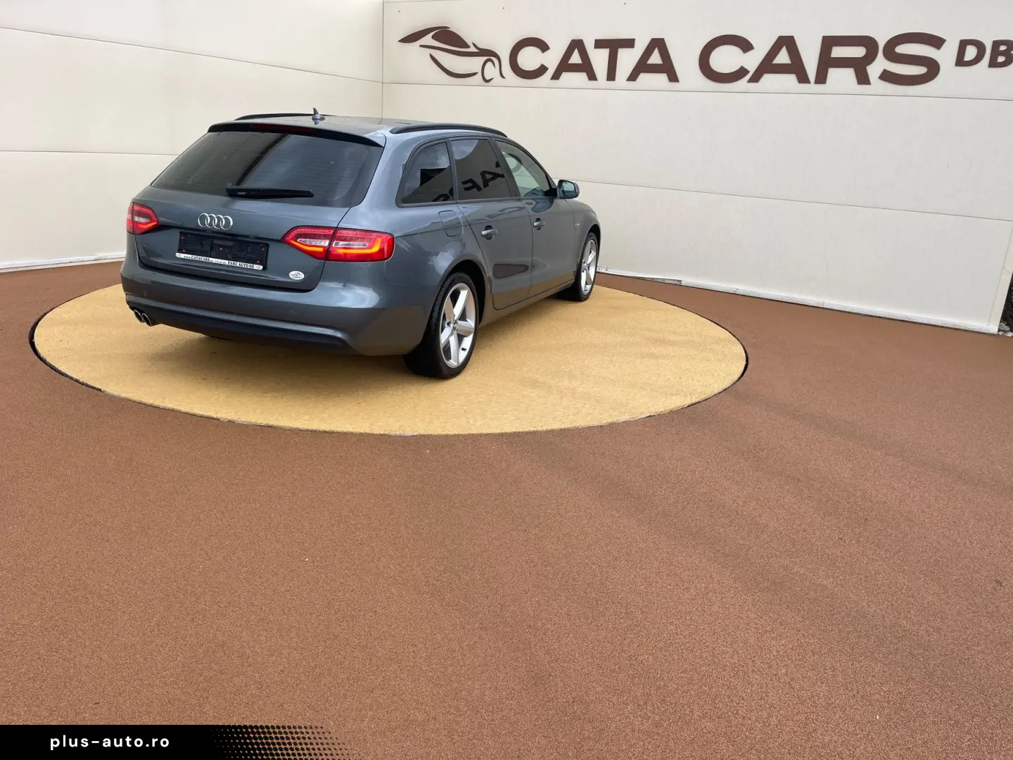 Audi A4 2.0TDI  177CP  Quattro  BI-Xenon  Navi  Camera  Dist