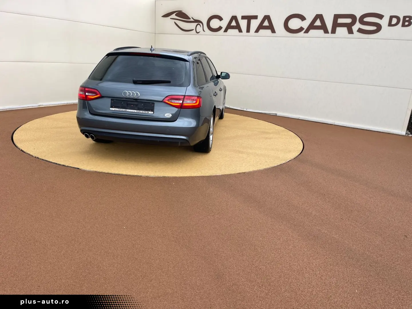 Audi A4 2.0TDI  177CP  Quattro  BI-Xenon  Navi  Camera  Dist