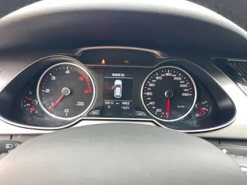Audi A4 2.0TDI  177CP  Quattro  BI-Xenon  Navi  Camera  Dist