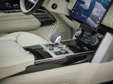 LAND ROVER Range Rover P440e Autobiography LWB