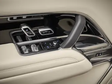 LAND ROVER Range Rover P440e Autobiography LWB