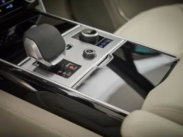 LAND ROVER Range Rover P440e Autobiography LWB