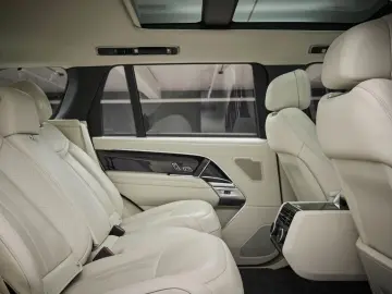 LAND ROVER Range Rover P440e Autobiography LWB