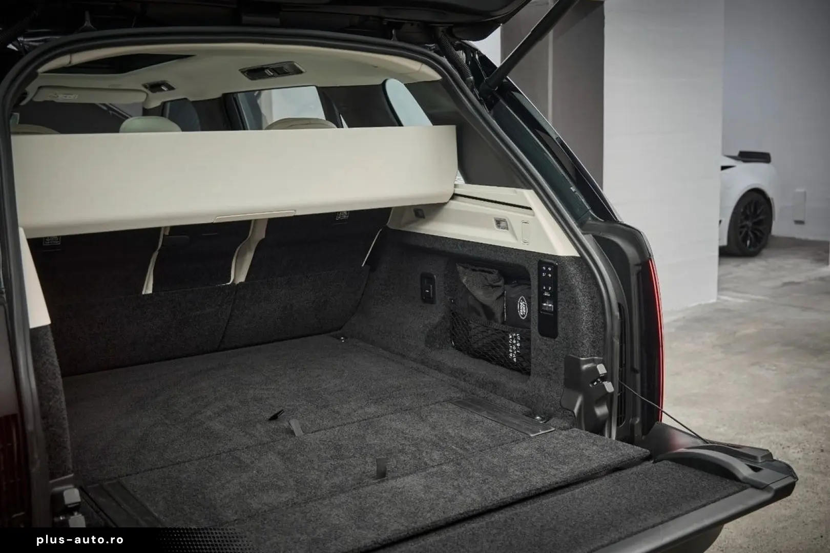 LAND ROVER Range Rover P440e Autobiography LWB