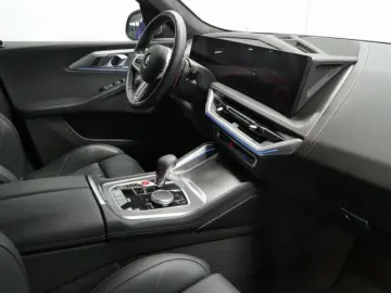 BMW XM 50e NP 152539.- AHK Massage ACC Park  B&W HuD