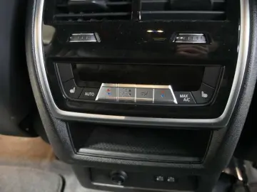 BMW XM 50e NP 152539.- AHK Massage ACC Park  B&W HuD