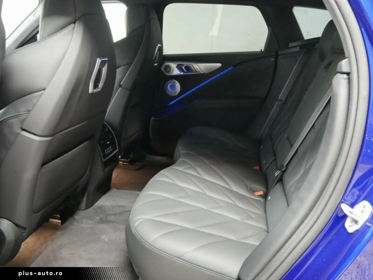 BMW XM 50e NP 152539.- AHK Massage ACC Park  B&W HuD