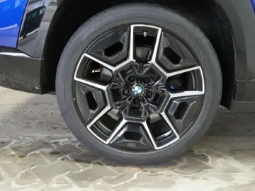 BMW XM 50e NP 152539.- AHK Massage ACC Park  B&W HuD