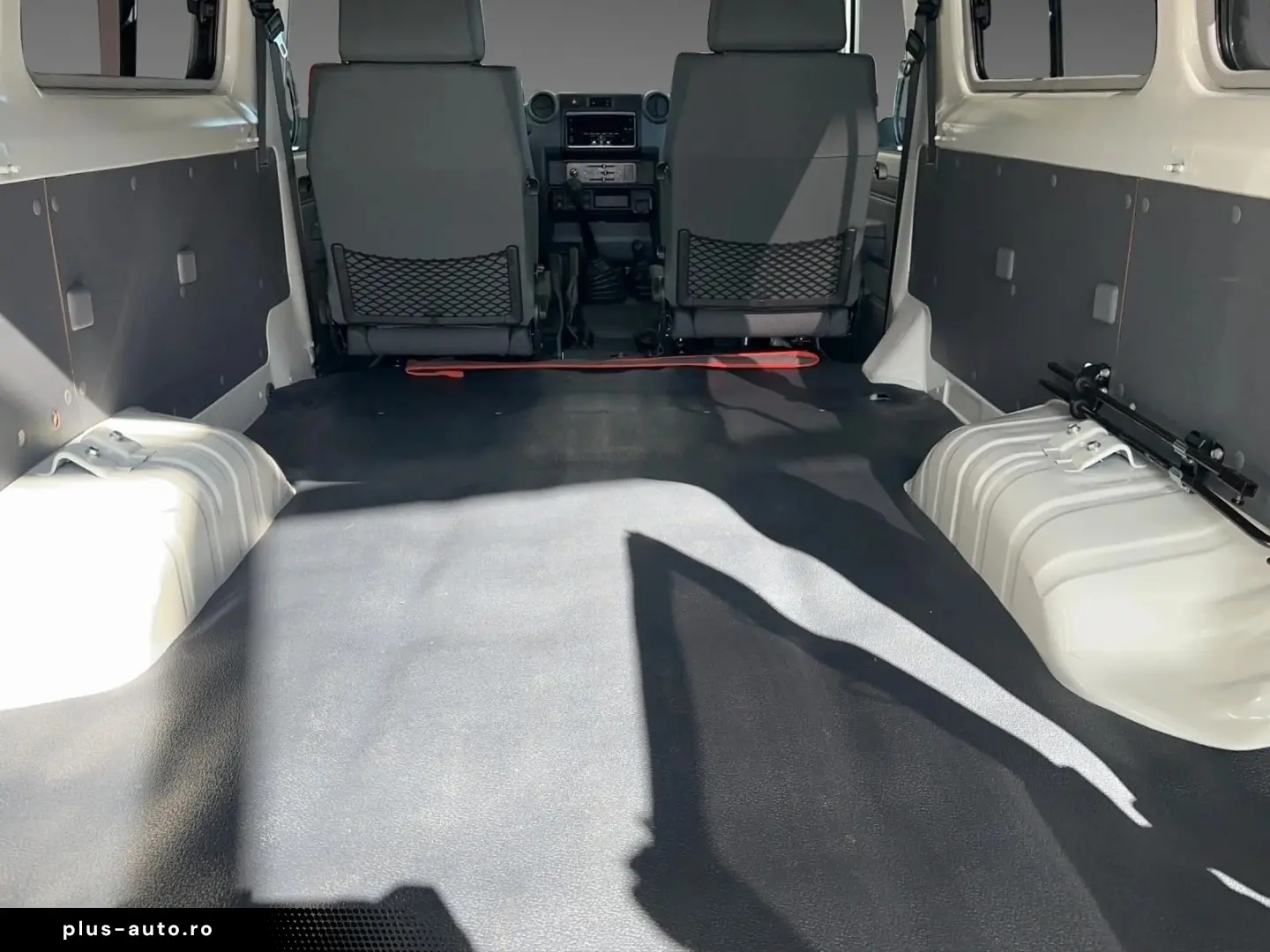 Toyota Land Cruiser GRJ78