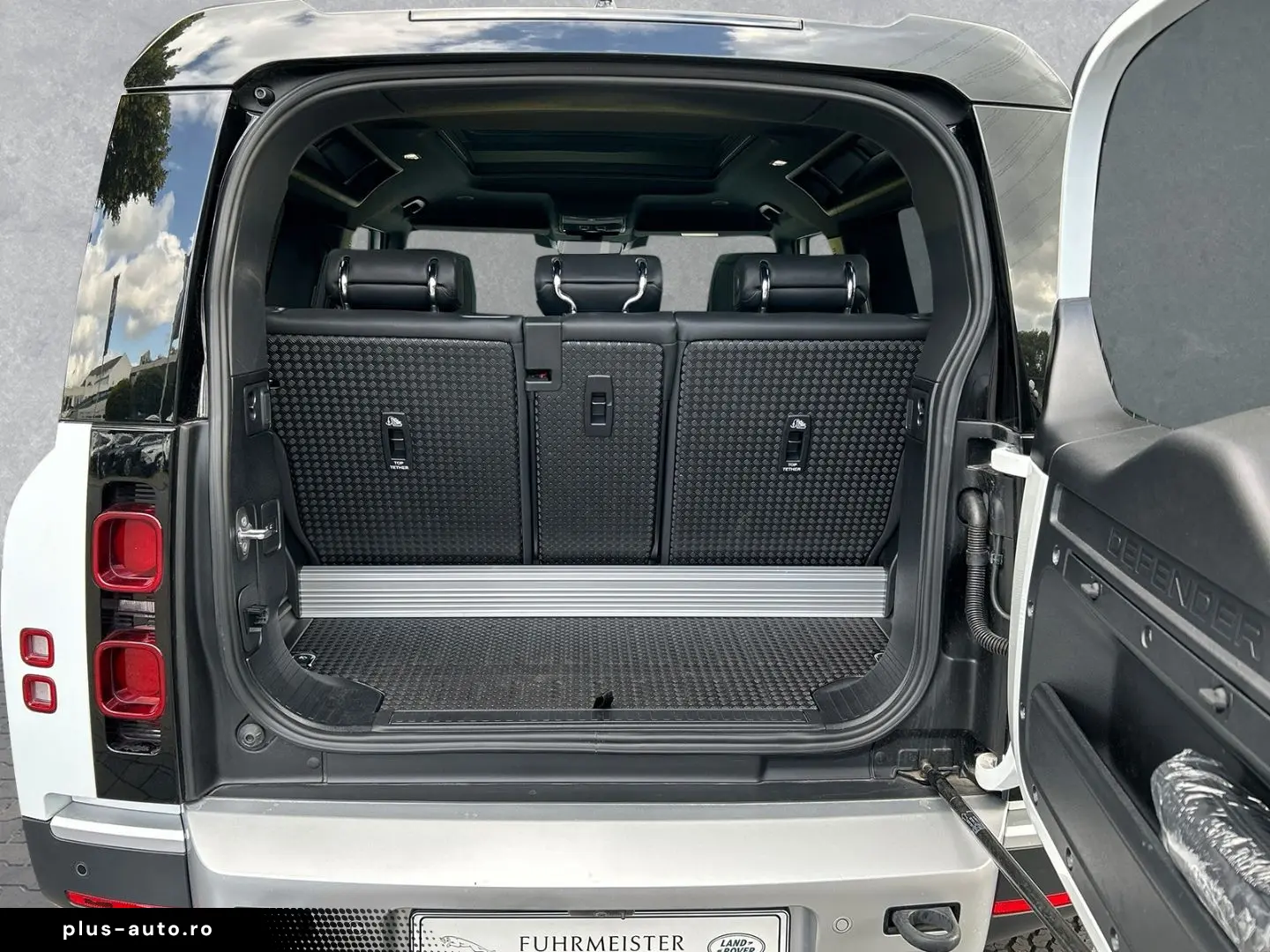 LAND ROVER Defender 90 D250 SE AHK Pano Offroad Paket