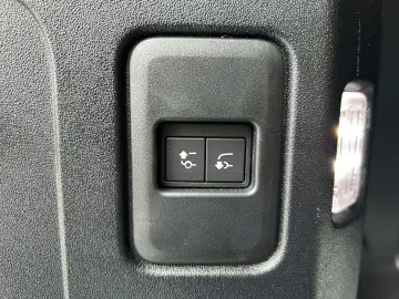 LAND ROVER Defender 90 D250 SE AHK Pano Offroad Paket