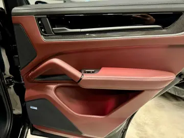 Porsche Cayenne E-Hybrid Black Edition Carbon Turbo