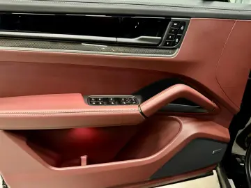 Porsche Cayenne E-Hybrid Black Edition Carbon Turbo