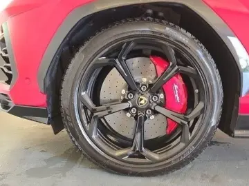 LAMBORGHINI Urus 4.0 V8
