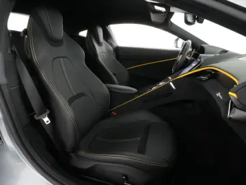 FERRARI Roma LED-Carbon Lenkrad - Surround View