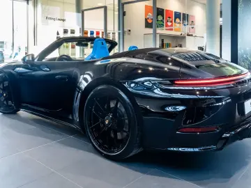 Porsche 992 911 Carrera 4 GTS Cabrio Burmester Rivierabl