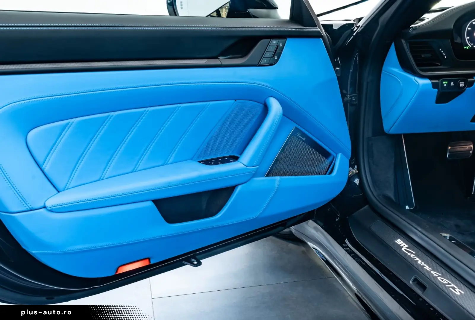 Porsche 992 911 Carrera 4 GTS Cabrio Burmester Rivierabl