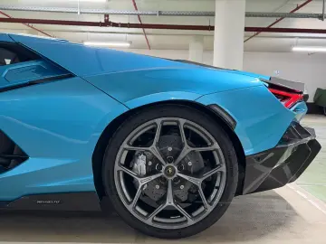 Lamborghini Revuelto