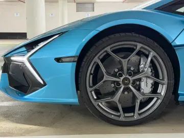 Lamborghini Revuelto