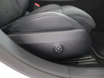 MERCEDES-BENZ E 200 AMG Night Pano Airmatic Memory 20 Zoll