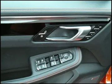 PORSCHE MACAN 2.0 TIP APPROVED PANO BOSE 360 CHRONO LED