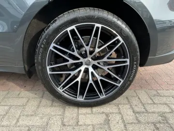 PORSCHE Macan Basis AHK Panorama Kamera Luftfederung Nav