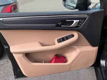 PORSCHE Macan Basis AHK Panorama Kamera Luftfederung Nav