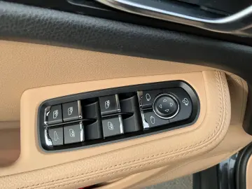 PORSCHE Macan Basis AHK Panorama Kamera Luftfederung Nav