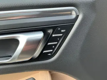 PORSCHE Macan Basis AHK Panorama Kamera Luftfederung Nav