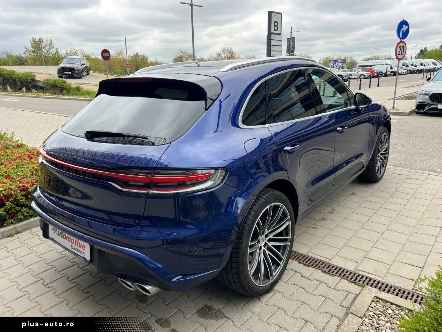 PORSCHE MACAN