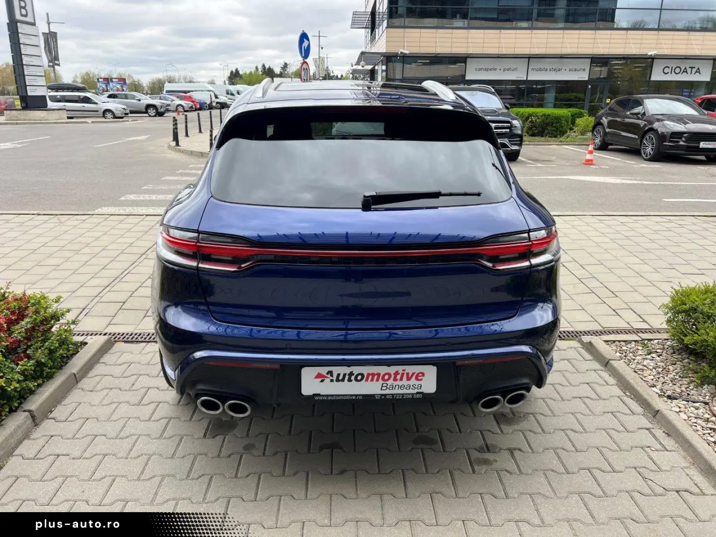 PORSCHE MACAN