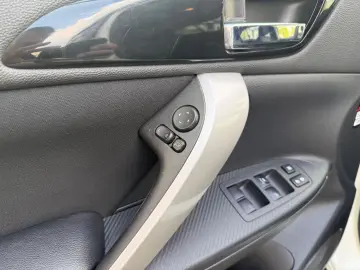 MITSUBISHI Eclipse Cross Hybrid 4WD Kamera LED AHK