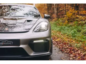Porsche Cayman GT4 RS Weissach