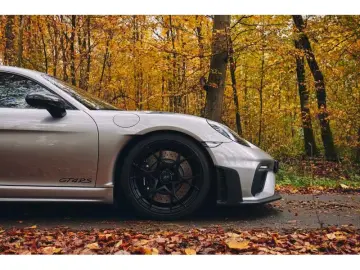 Porsche Cayman GT4 RS Weissach