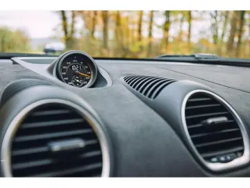 Porsche Cayman GT4 RS Weissach