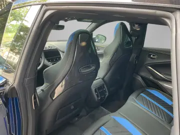 Aston Martin DBX 707