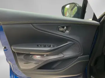 Aston Martin DBX 707