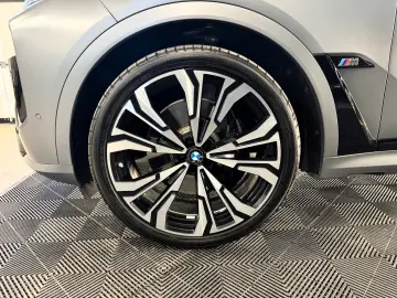 BMW X7 M60i Individual Carbon 7-Sitzer B&W Massage