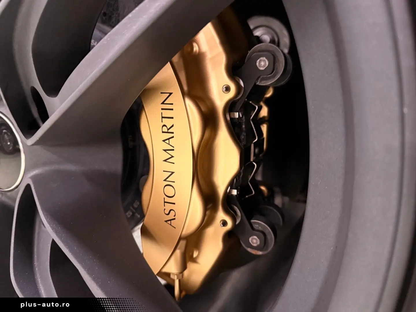 ASTON MARTIN DBS 5.2 V12