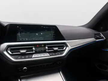 BMW 330e xD M Sport 360  HUD Panorama Individual 19