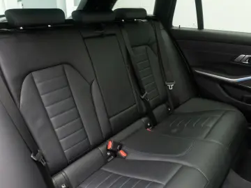 BMW 330e xD M Sport 360  HUD Panorama Individual 19