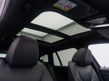 BMW 330e xD M Sport 360  HUD Panorama Individual 19