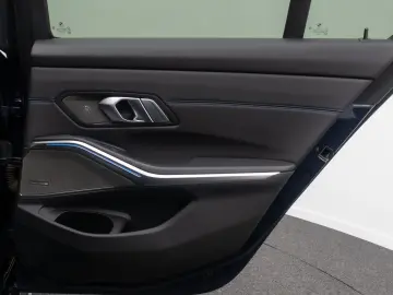 BMW 330e xD M Sport 360  HUD Panorama Individual 19